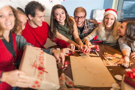 «Large Portrait Group Of Friends During A Christmas Party» del ...