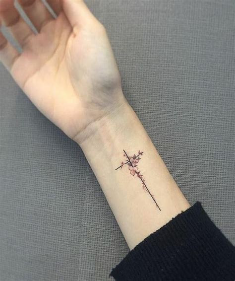 Kreuz Tattoo: symbolische Bedeutung + 25 herrliche Designideen ...