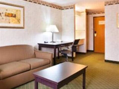 Holiday Inn Express Hotel & Suites Chicago-Libertyville in Libertyville (IL) - Room Deals ...