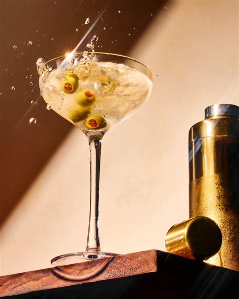 Dry Martini | Cocktail photography, Food drink photography, Food ...