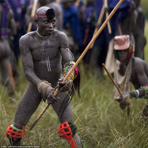 Suri tribe in Ethiopia battle each other with sticks | Daily Mail Online