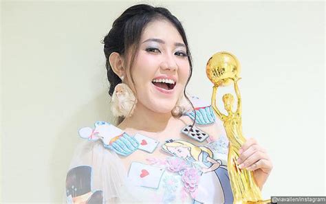 Via Vallen Sabet Piala di Indonesian Dangdut Awards 2018, Pamor Ayu Ting Ting Jatuh?