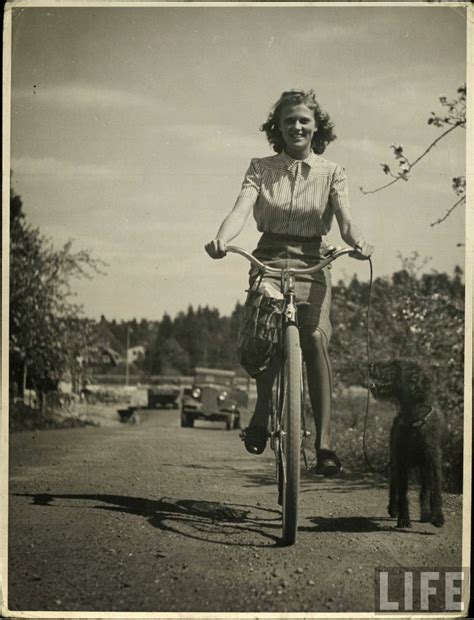 30 Interesting Vintage Photographs of Women Posing With Their Bicycles ...