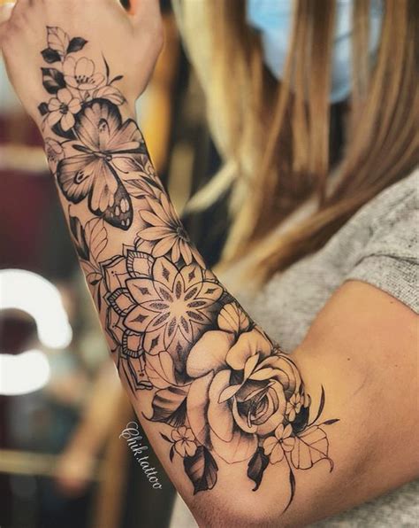 Dessin féminin et fleuri pour tatouage de chik tattoo. Téléchargement ...