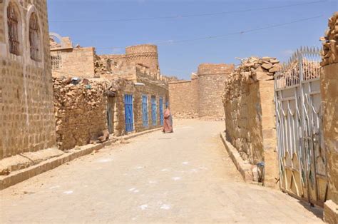 180+ Landscape In Yemen With Ancient Buildings And Mountain Stock ...