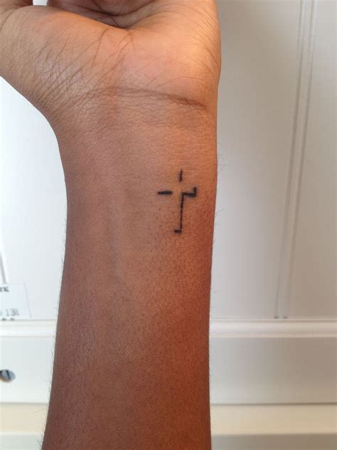 Getting Creative With Cross Tattoos For Women For A Perfect Finish