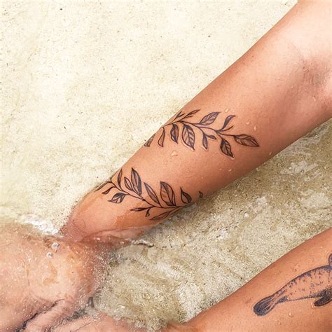 Vine Leaves Temporary Tattoo Set (2 tattoos) – TattooIcon