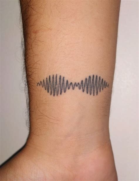 AM, Arctic Monkeys by @psaiints on @bonotttosp | Boas ideias para tatuagem, Tatuagem discreta ...
