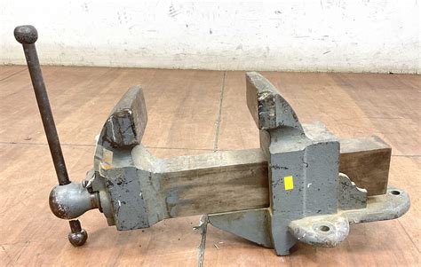 Lot - Large Heavy Duty Bench Vise