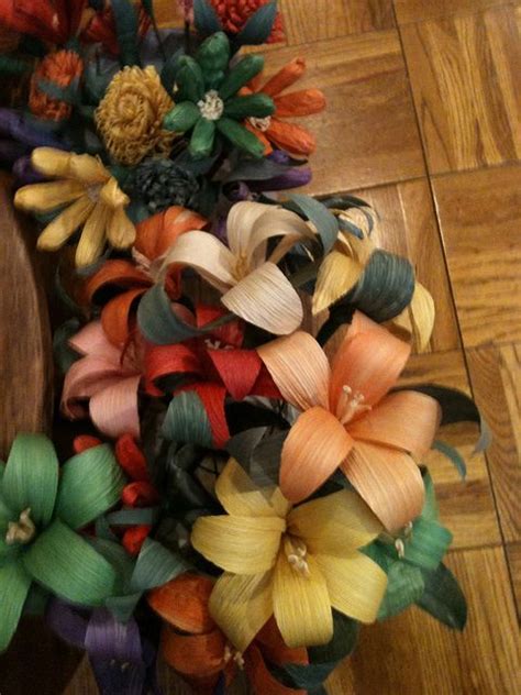 https://c2.staticflickr.com/8/7106/7713360426_ea11e5d4d2_z.jpg | Paper flowers, Corn husk crafts ...