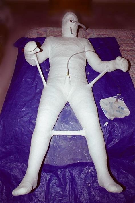 Pin auf Plaster -/ Mummification-Bondage / Cast