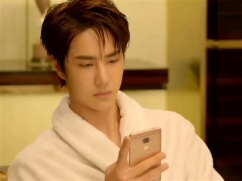 Yiboreacts on Twitter: "Wang yibo as zhai zhiwei from love actually looking at his phone ...