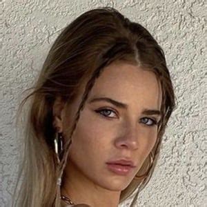 Hannah Thomas - Age, Family, Bio | Famous Birthdays