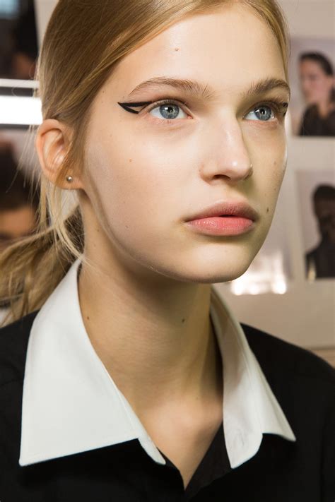 Rochas Spring 2019 Ready-to-Wear Collection - Vogue | How to apply eyeliner, Beauty trends, Show ...