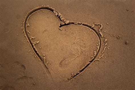 Fotos gratis : mano, playa, arena, huella, número, corazón, romántico, suelo, material, circulo ...