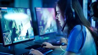 Professional Girl Gamer Plays in MMORPG/ Strategy Video Ga… | Flickr