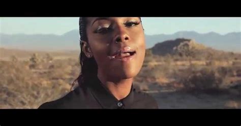 Justine Skye - Collide (feat. Tyga) (Video ufficiale e testo) | AllSongs