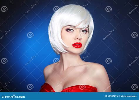 Beauty Makeup. Short Hairstyle. White Bob Hair Style Stock Photo - Image of model, blonde: 69107276