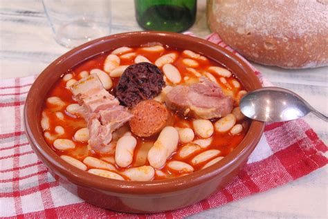 Fabada asturiana. Receta española fácil para entrar en calor