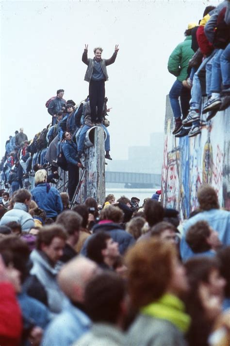 The Berlin Wall being torn down 26 years ago today (1989) : OldSchoolCool