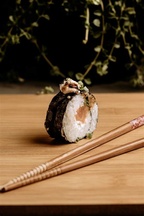 Two chopsticks and a sushi on a table photo – Free Food Image on Unsplash