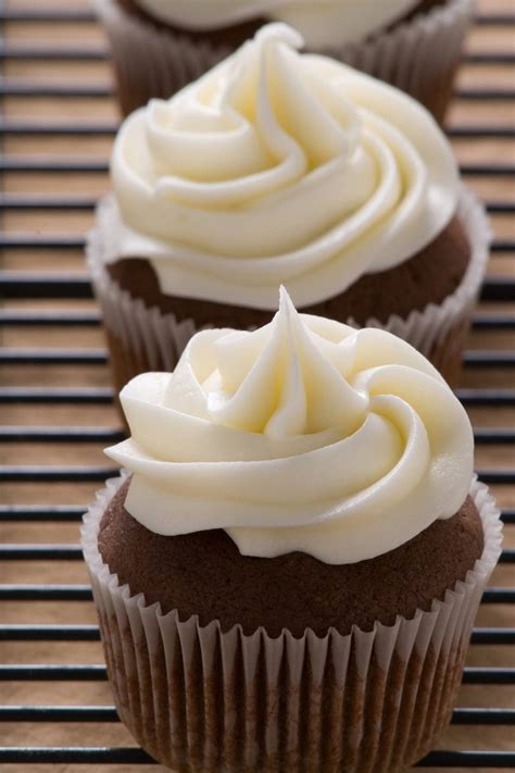 How to Make Frosting without Powdered Sugar (The Best Creamy Vanilla Icing Recipe) - IzzyCooking