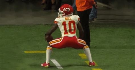 Chiefs WR Tyreek Hill Twerks After Catching 65-Yard Touchdown Pass (VIDEO)