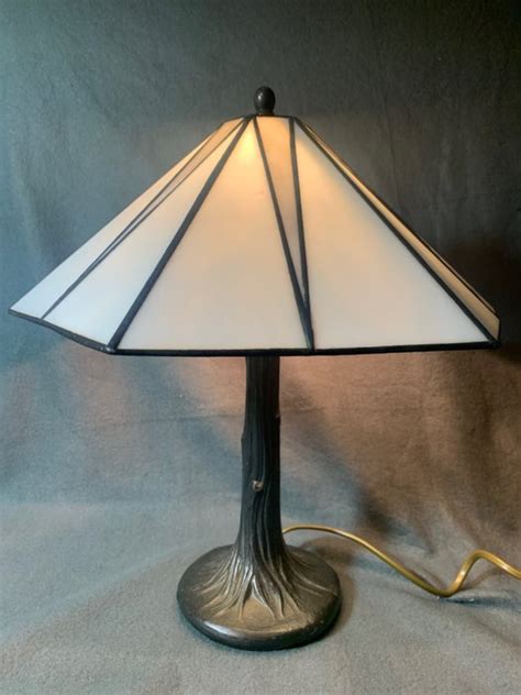 Beautiful Art Deco Tiffany style lamp with beautiful base - - Catawiki