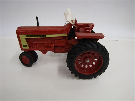 tractor, "farmall 806" | Smithsonian Institution