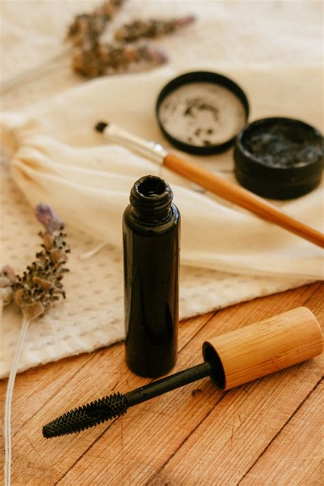 How to Make a Homemade Natural Mascara that Doesn't Smudge