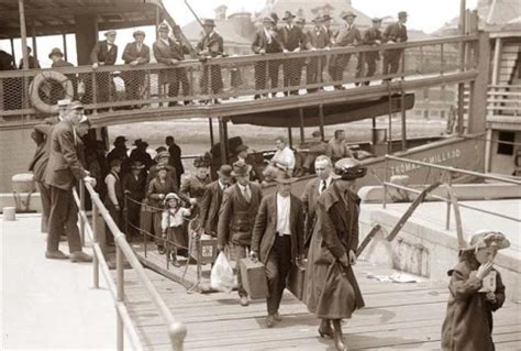 Ellis Island - IMMIGRANTS IN 1900's NEW YORK CITY