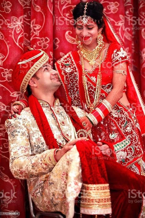 Elegant Wedding Dulha Dulhan Pose