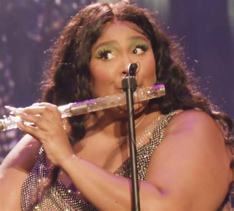 Lizzo Plays President James Madison's 200-Year-Old Crystal Flute At D.C. Show - Sis2Sis
