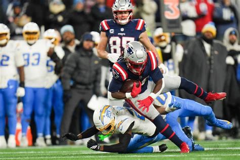 Pats ride smothering defense to win over Chargers in wild-card round