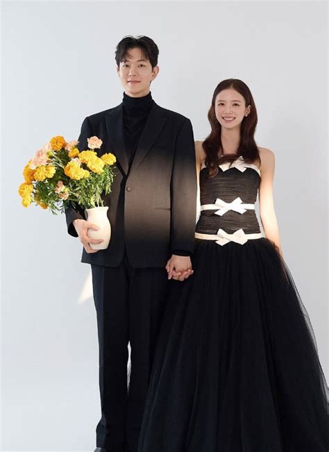 Showing off his beautiful wife’s face... Reactions pour in to Yoon Soo