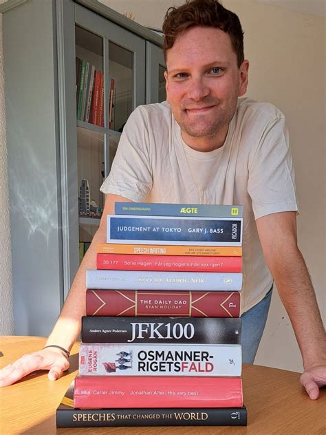 Lider du af det japanske udtryk 'tsundoku' (積ん読)? | Michael Liepke Kruse
