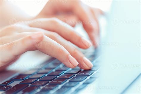 mains féminines ou employée de bureau tapant sur le clavier 21129227