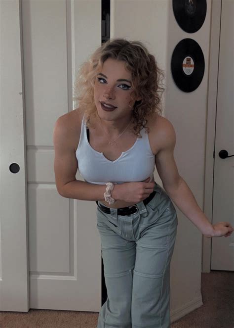 I bet I could pick you up :3 : r/femboy