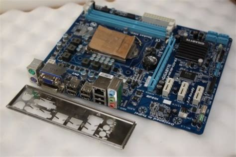 Gigabyte GA-H61M-S2V-B3 Socket LGA1155 DDR3 PCI-Express mATX Motherboard