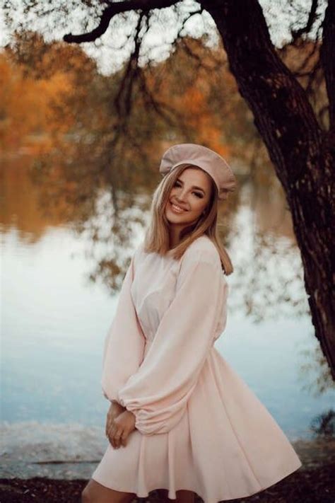Фаны Ани оценят | Fall photoshoot, Victorian dress, Girl