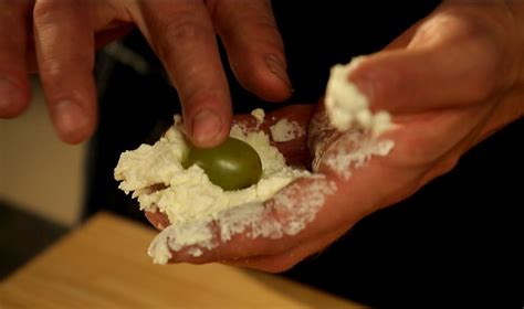 Сырные шарики с виноградом и фисташками