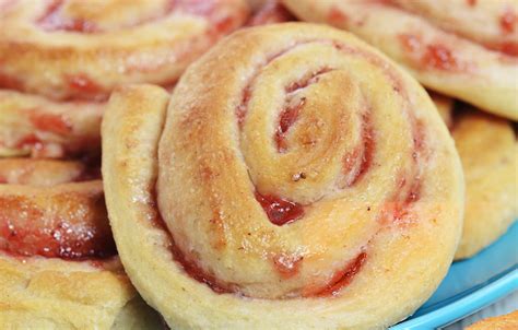 Strawberry Sweet Rolls Recipe - DishPulse