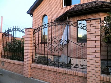Забор из кованых секций на кирпичных столбах | House fence design ...