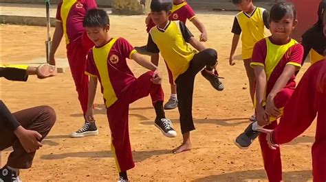 teknik melempar  menangkap  permainan bola kecil bola kasti