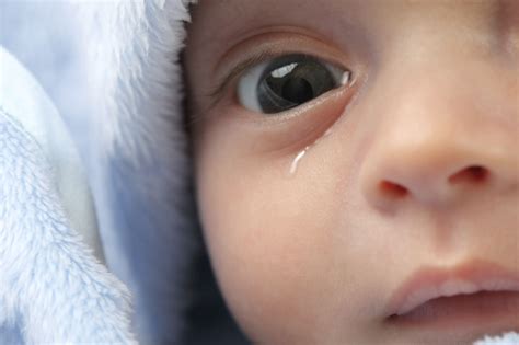 Слезится один глаз у ребенка от 1 года