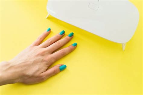 Так ли безопасно использование маникюрных ламп? | MedAboutMe