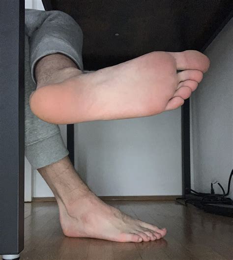 👅🦶🏻 : r/GiantMaleFeet
