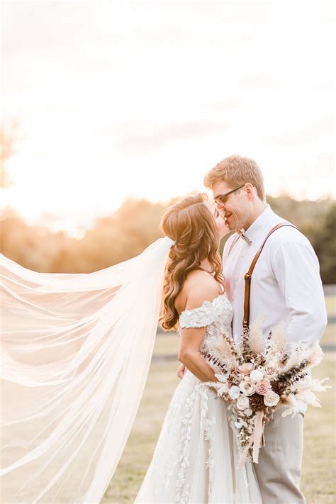 Mom of the bride hair trends are moving toward more natural looks