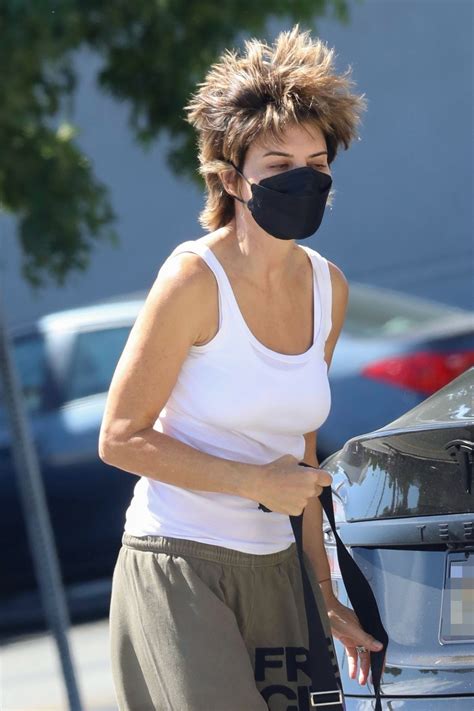 LISA RINNA Shopping at Walgreens in Los Angeles 08/09/2022 – HawtCelebs