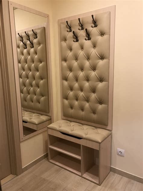 Мягкие стеновые панели в прихожей с крючками для одежды - 91 фото